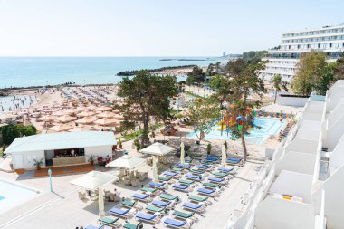 OLIMP, ROMANIA - 19 AĞUSTOS 2020: Olimp Lüks Tatil Köyü, Oteller ve Plaj Karadeniz 'de Kalabalık İnsanlar Sıcak Havanın Tadını Çıkarırken