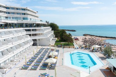 OLIMP, ROMANIA - 19 AĞUSTOS 2020: Olimp Lüks Tatil Köyü, Oteller ve Plaj Karadeniz 'de Kalabalık İnsanlar Sıcak Havanın Tadını Çıkarırken