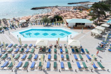 OLIMP, ROMANIA - 19 AĞUSTOS 2020: Olimp Lüks Tatil Köyü, Oteller ve Plaj Karadeniz 'de Kalabalık İnsanlar Sıcak Havanın Tadını Çıkarırken