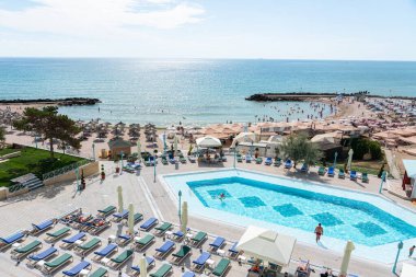 OLIMP, ROMANIA - 19 AĞUSTOS 2020: Olimp Lüks Tatil Köyü, Oteller ve Plaj Karadeniz 'de Kalabalık İnsanlar Sıcak Havanın Tadını Çıkarırken