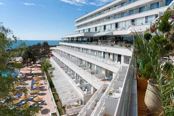 OLIMP, ROMANIA - 19 AĞUSTOS 2020: Olimp Lüks Tatil Köyü, Oteller ve Plaj Karadeniz 'de Kalabalık İnsanlar Sıcak Havanın Tadını Çıkarırken