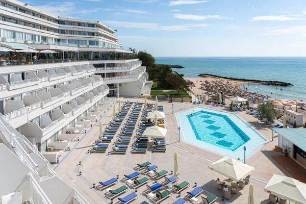 OLIMP, ROMANIA - 19 AĞUSTOS 2020: Olimp Lüks Tatil Köyü, Oteller ve Plaj Karadeniz 'de Kalabalık İnsanlar Sıcak Havanın Tadını Çıkarırken