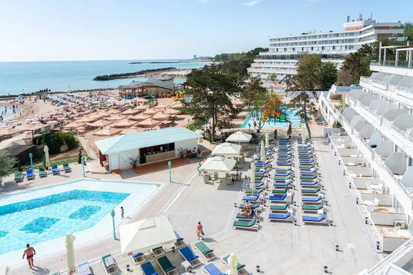 OLIMP, ROMANIA - 19 AĞUSTOS 2020: Olimp Lüks Tatil Köyü, Oteller ve Plaj Karadeniz 'de Kalabalık İnsanlar Sıcak Havanın Tadını Çıkarırken