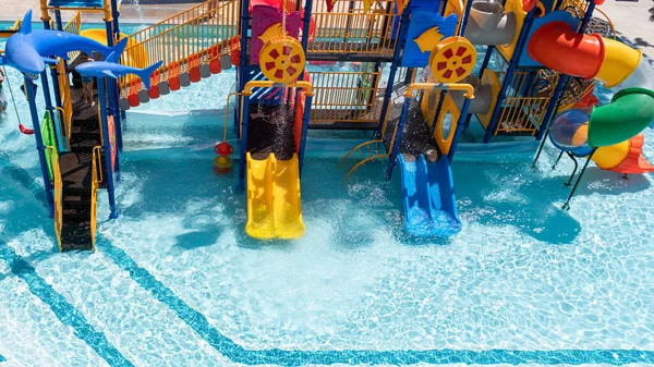 Parque Infantil Con Colorido Deslizante Plástico Amarillo Azul Piscina Aquapark — Foto de Stock