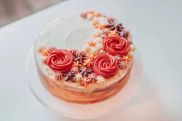 Homemade Classic Vanilla Marble Cream Cake Sprinkled Creamy Flowers Decorations — Stockfoto