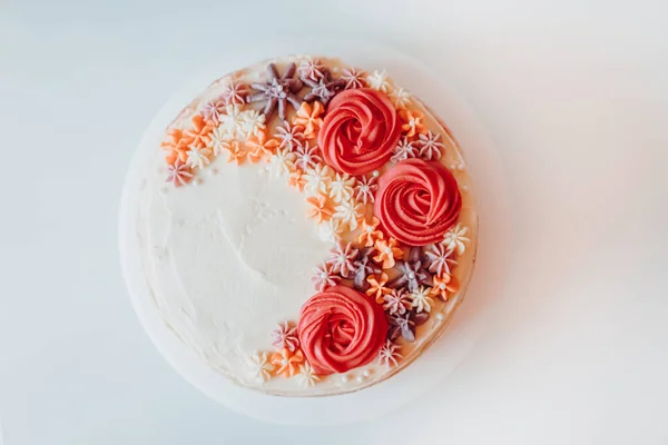 Homemade Classic Vanilla Marble Cream Cake Sprinkled Creamy Flowers Decorations — Stockfoto