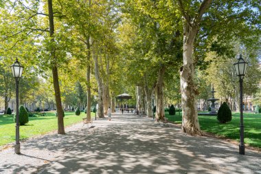 ZAGREB, CROATIA - 29 Temmuz 2021: Zagreb Central Park 'ta İnsanlar Yaz Günü Rahatlıyor
