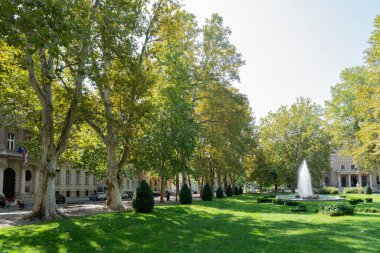 ZAGREB, CROATIA - 29 Temmuz 2021: Zagreb Central Park 'ta İnsanlar Yaz Günü Rahatlıyor
