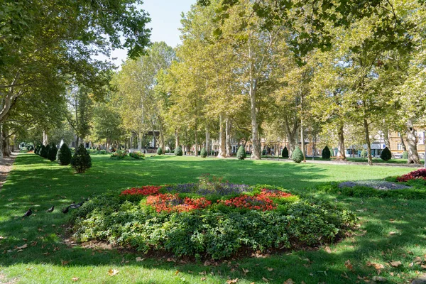 Zagreb Croácia Julho 2021 Pessoas Relaxam Dia Verão Parque Central — Fotografia de Stock