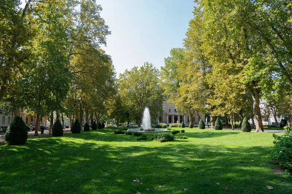 Zagreb Croácia Julho 2021 Pessoas Relaxam Dia Verão Parque Central — Fotografia de Stock