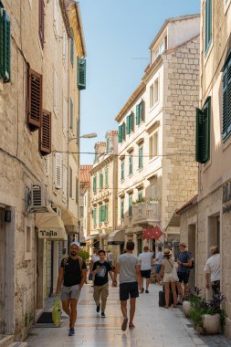 BÖLÜM, CROATIA - 30 HAZİRAN 2021: Split City 'nin eski şehir merkezinin işlek caddeleri, en önemli cadde ve caddelerden birindeki insanlar