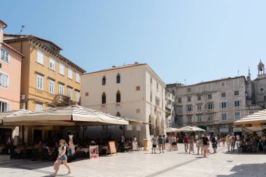 BÖLÜM, CROATIA - 30 HAZİRAN 2021: Split City 'nin eski şehir merkezinin işlek caddeleri, en önemli cadde ve caddelerden birindeki insanlar