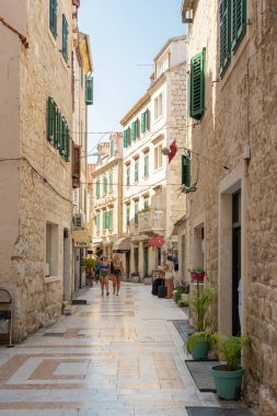BÖLÜM, CROATIA - 30 HAZİRAN 2021: Split City 'nin eski şehir merkezinin işlek caddeleri, en önemli cadde ve caddelerden birindeki insanlar
