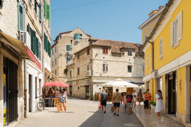 BÖLÜM, CROATIA - 30 HAZİRAN 2021: Split City 'nin eski şehir merkezinin işlek caddeleri, en önemli cadde ve caddelerden birindeki insanlar