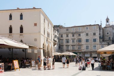 BÖLÜM, CROATIA - 30 HAZİRAN 2021: Split City 'nin eski şehir merkezinin işlek caddeleri, en önemli cadde ve caddelerden birindeki insanlar