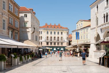 BÖLÜM, CROATIA - 30 HAZİRAN 2021: Split City 'nin eski şehir merkezinin işlek caddeleri, en önemli cadde ve caddelerden birindeki insanlar