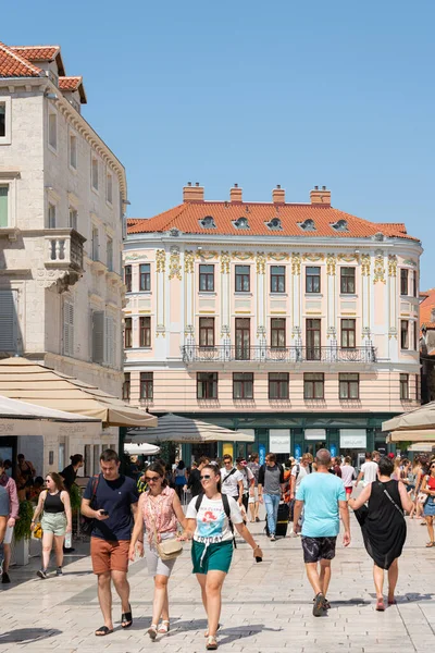 Split Croatia 2021年7月30日 市中心旧城区繁华的街道 位于一些最重要的地标大道和街道上的人们 — 图库照片