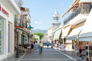 LEFKADA, GREECE - 11 HAZİRAN 2022: Lefkada 'nın eski merkezinin büyüleyici caddeleri, en önemli cadde ve caddelerden birindeki insanlar