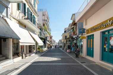 LEFKADA, GREECE - 11 HAZİRAN 2022: Lefkada 'nın eski merkezinin büyüleyici caddeleri, en önemli cadde ve caddelerden birindeki insanlar