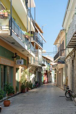 LEFKADA, GREECE - 11 HAZİRAN 2022: Lefkada 'nın eski merkezinin büyüleyici caddeleri, en önemli cadde ve caddelerden birindeki insanlar