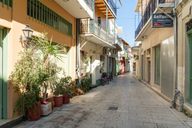 LEFKADA, GREECE - 11 HAZİRAN 2022: Lefkada 'nın eski merkezinin büyüleyici caddeleri, en önemli cadde ve caddelerden birindeki insanlar