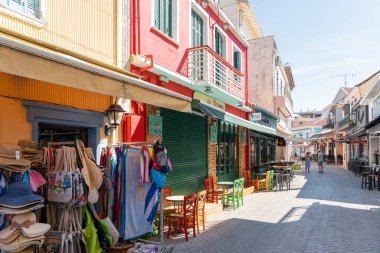 LEFKADA, GREECE - 11 HAZİRAN 2022: Lefkada 'nın eski merkezinin büyüleyici caddeleri, en önemli cadde ve caddelerden birindeki insanlar