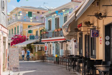 LEFKADA, GREECE - 11 HAZİRAN 2022: Lefkada 'nın eski merkezinin büyüleyici caddeleri, en önemli cadde ve caddelerden birindeki insanlar