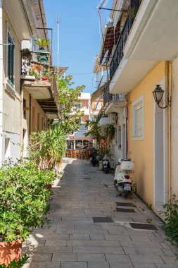 LEFKADA, GREECE - 11 HAZİRAN 2022: Lefkada 'nın eski merkezinin büyüleyici caddeleri, en önemli cadde ve caddelerden birindeki insanlar