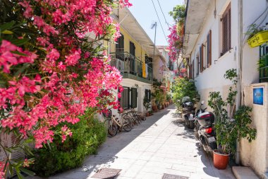 LEFKADA, GREECE - 11 HAZİRAN 2022: Lefkada 'nın eski merkezinin büyüleyici caddeleri, en önemli cadde ve caddelerden birindeki insanlar