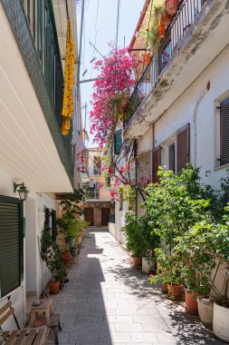 LEFKADA, GREECE - 11 HAZİRAN 2022: Lefkada 'nın eski merkezinin büyüleyici caddeleri, en önemli cadde ve caddelerden birindeki insanlar