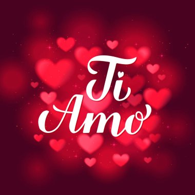 Ti Amo el yazısı, arka planda kırmızı bulanık kalpler var. Seni İtalyanca seviyorum. Sevgililer Günü tipografi posteri. Pankart, kartpostal, tebrik kartı, broşür vs. için vektör şablonu.