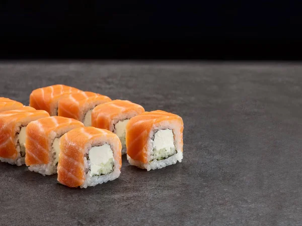 Japonská Saké Sushi Rolka Okurkou Smetanovým Sýrem Uvnitř Rolky Asijské — Stock fotografie
