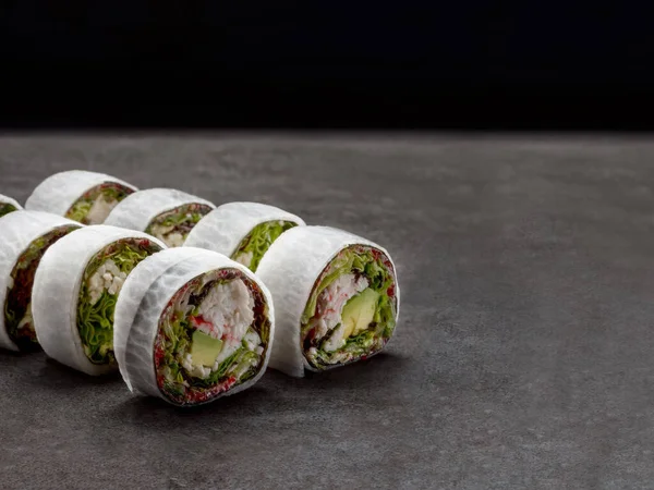 Carne Caranguejo Abacate Alface Envolta Rabanete Daikon Sushi Sem Arroz — Fotografia de Stock