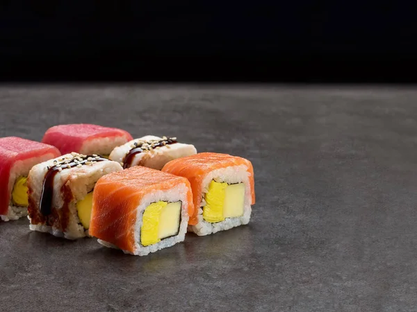 Japonský Sushi Rohlík Třemi Druhy Rybích Filé Tuňák Losos Úhoř — Stock fotografie