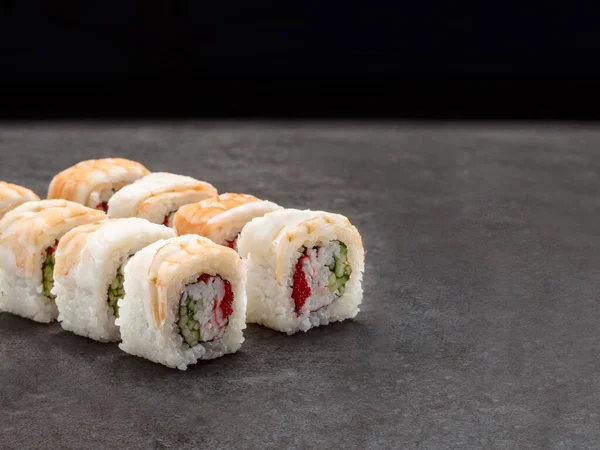 Japonské Krevetové Sushi Rolky Krabím Masem Okurkou Smetanovým Sýrem Uvnitř — Stock fotografie