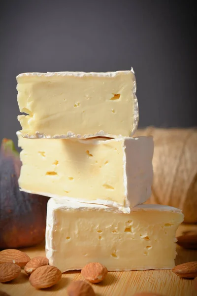 关闭了法国霉菌奶酪Brie碎片 奶酪板与软奶酪片 Platter Served Almond Nuts Fig Fruit Wooden Background — 图库照片