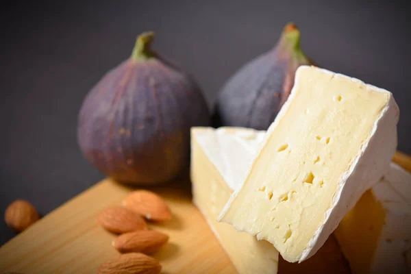 Vista Lateral Suaves Trozos Queso Brie Francés Sobre Tabla Madera —  Fotos de Stock