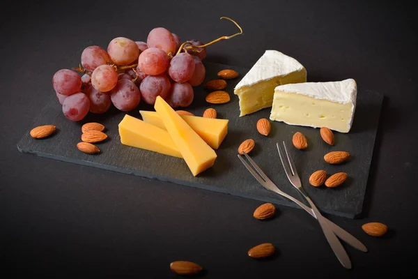 Taş Tabakta Servis Edilen Badem Üzümlü Sert Yumuşak Peynirli Peynir — Stok fotoğraf