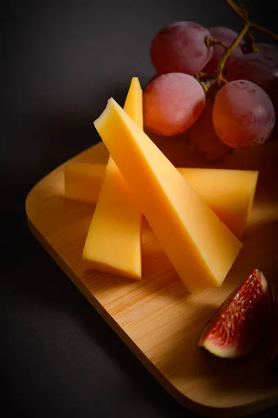 Teil Des Käsebretts Mit Hartkäse Roten Trauben Und Feigenschnitten Platte — Stockfoto