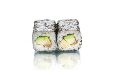 İki parça Japon Vejetaryen Maki suşisi. Üstünde Norveç yosunu var. Avokado içeride yuvarlanıyor. Beyaz arka planda izole edilmiş Asya sebzeli böreğin yan görüntüsü. Boşluk menüsü resmini yansıma ile kopyala