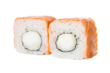 Üstünde somon dilimi ve Philadelphia krem peyniri olan iki parça Japon suşi rulosu. Beyaz arka planda izole edilmiş Asyalıların ters yüz görüntüsü. Boşluk menüsü resmini kopyala