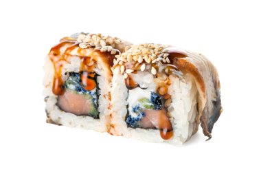 İki parça Japon suşi rulosu, üstünde unagi balığı dilimi ve içinde de soslu somon dilimi, susamlı. Beyaz arka planda izole edilmiş Asyalıların ters yüz görüntüsü. Boşluk menüsü resmini kopyala