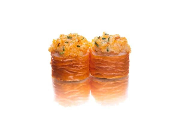 Två Bitar Japansk Bakad Sushi Rullar Hårdost Och Grönt Ovanpå — Stockfoto