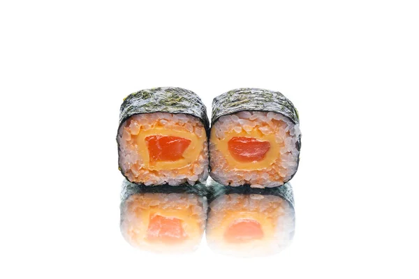 日本の巻き寿司はサーモンとハードチーズ 海苔の2つを上にのせる 白を基調としたアジア料理 反射を伴う単一のオブジェクト スペースイメージのコピー — ストック写真