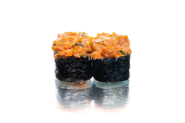 海苔と鮭を上にのせた巻き寿司 白い背景に隔離されたロール皿の側面図 スペースメニュー画像のコピー — ストック写真