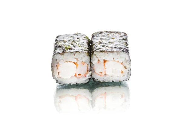 Dwa Kawałki Japońskiego Sushi Ebi Maki Wodorostami Nori Wierzchu Krewetki — Zdjęcie stockowe