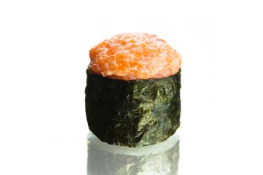 Somon balıklı Gunkan suşisi ve Norveç yosununa sarılmış pirinç. Geleneksel Japon mutfağı. Beyaz zemin üzerinde yansıması olan Asya deniz ürünleri yemeği.