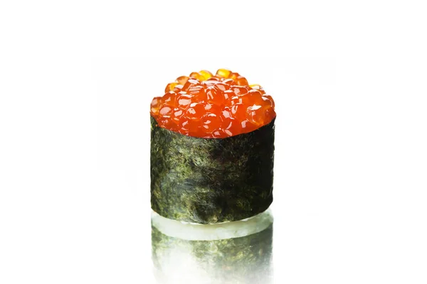 Gunkan Sushi Czerwonym Kawiorem Łososiowym Ryżem Zawiniętym Wodorosty Morskie Japońska — Zdjęcie stockowe