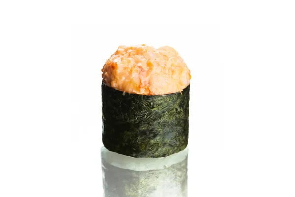 海苔に鮭と米を包んだ軍官寿司 日本の伝統料理 白い背景に反射して隔離されたアジアのシーフード料理 — ストック写真