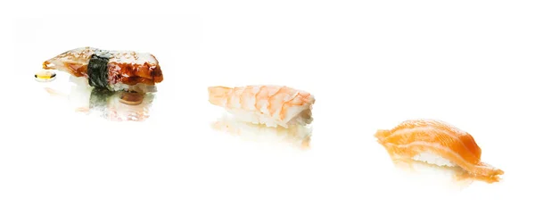 Set Tre Nigiri Sushi Giapponesi Con Riflesso Sashimi Pesce Salmone — Foto Stock
